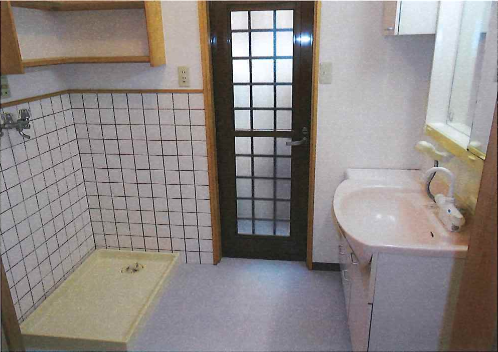 Lavabo de toilette et espace buanderie