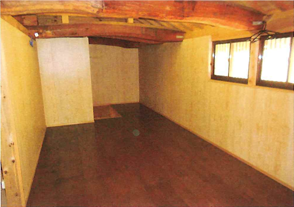 Grenier loft double fenêtre et poutres courbes