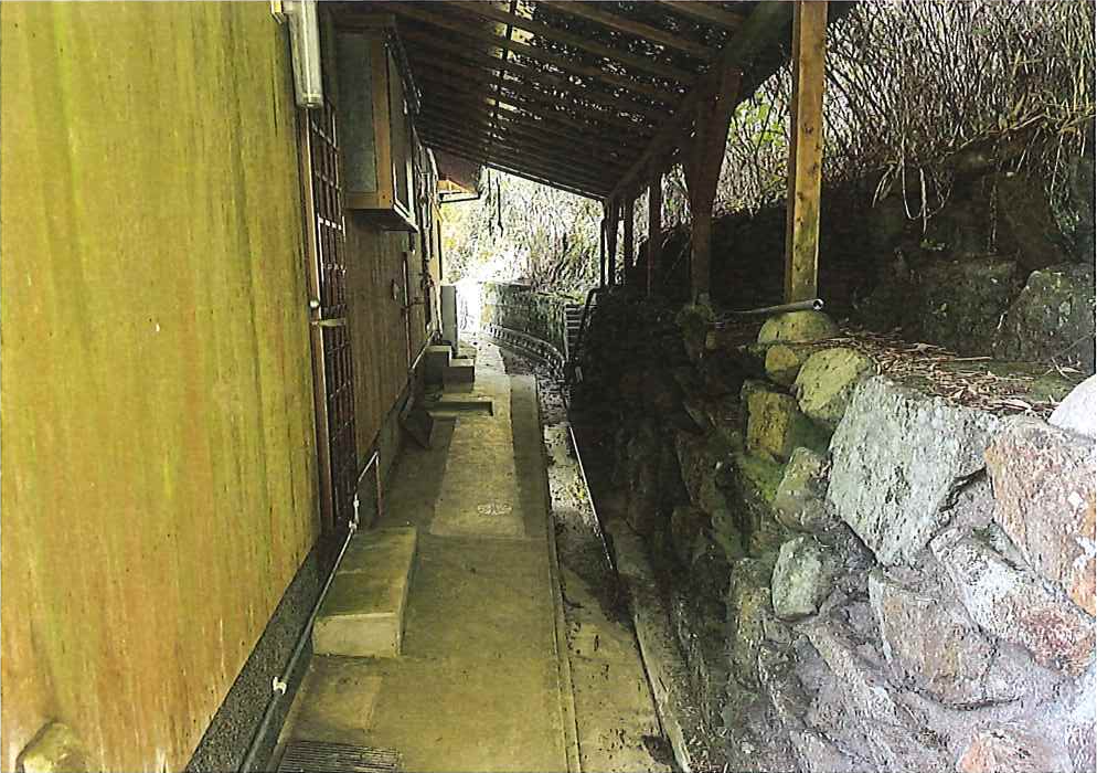 Passage arrière technique couvert