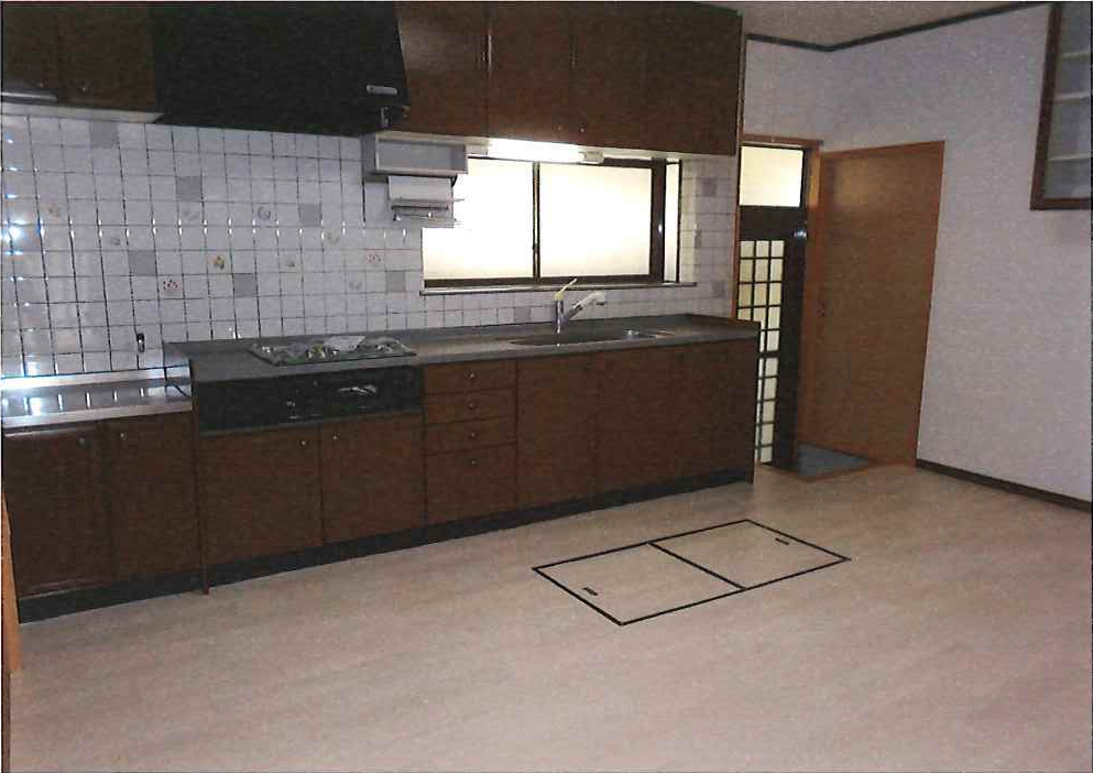 Sol de la cuisine et trappe de rangement sous plancher