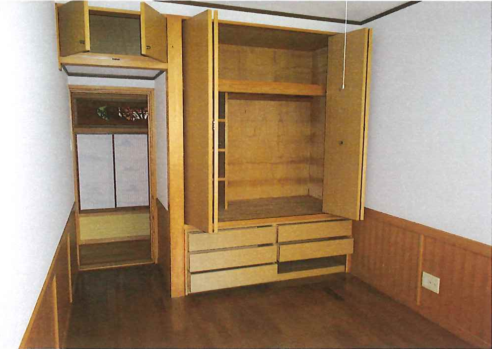 Placard double-accès (côté chambre tatami)